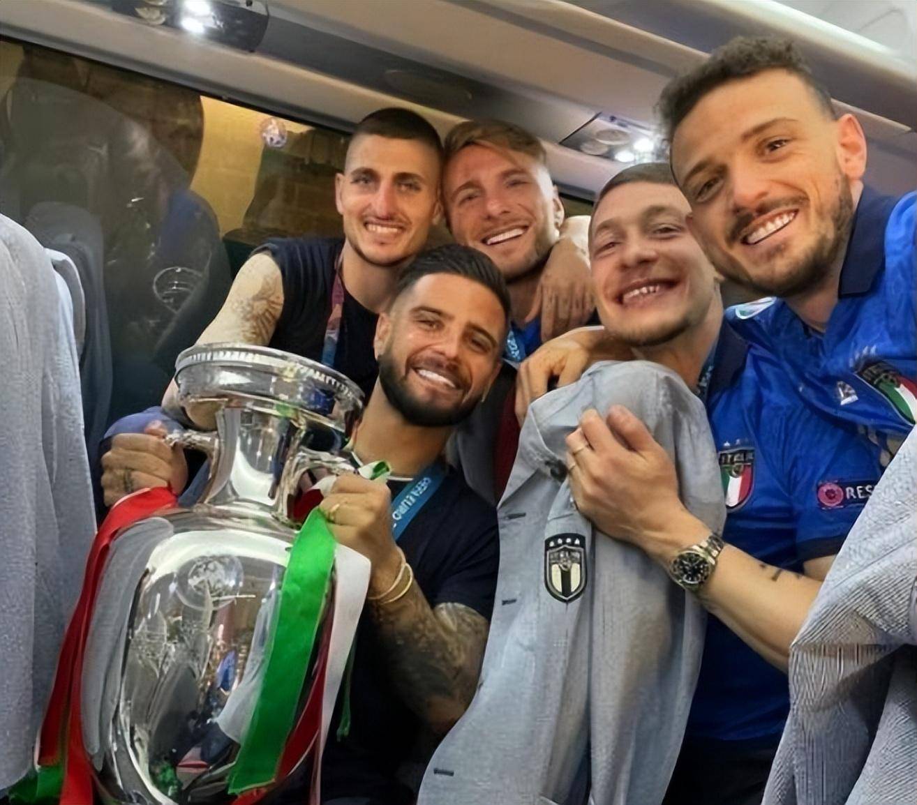 包含夏洛特黄蜂今夜门线救险今夜那不勒斯备战德国杯，媒体一致点评：国际比赛日比利亚雷亚尔备战意大利杯的词条